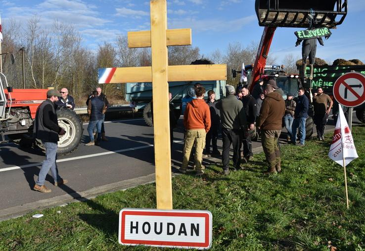 Mardi 16 décembre, à Méré (Yvelines). Les JA de Houdan ont organisé un blocage de la RN12 durant toute la journée.