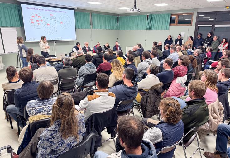 Lundi 15 décembre, à Miermaigne. La majorité des éleveurs euréliens est venue s'informer sur la stratégie de lutte contre la DNC.