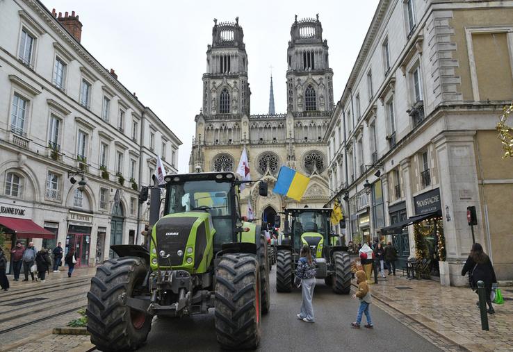Orléans, vendredi 19 décembre. Une vingtaine de tracteurs se sont postés devant la cathédrale. 