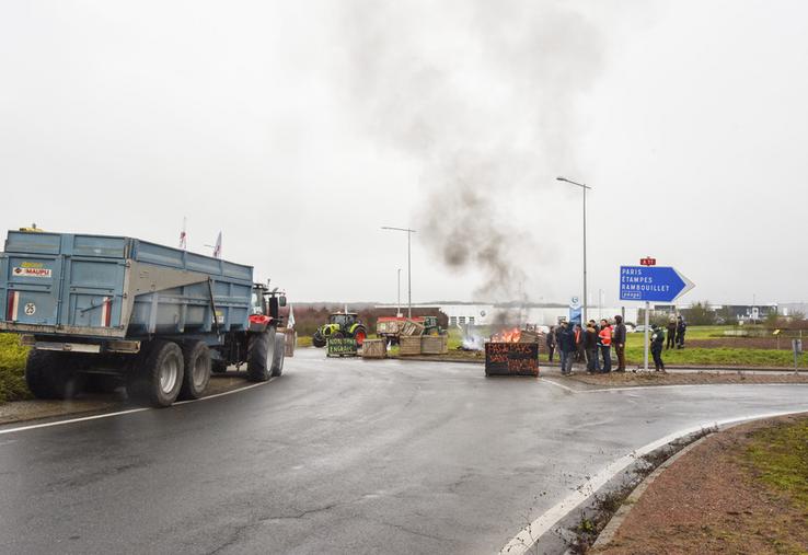Le 20 décembre, à Chartres. Les adhérents de Jeunes agriculteurs et de la FNSEA d'Eure-et-Loir se sont mobilisés sur le rond-point de la D910 au nord de la ville.
