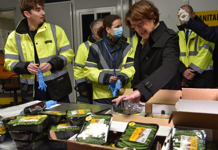 Jeudi 15 janvier, à Roissy-Charles-de-Gaulle. La ministre de l'Agriculture, Annie Genevard, a assisté aux contrôles douaniers sur les produits alimentaires importés et échangé avec les agents chargés des inspections phytosanitaires.