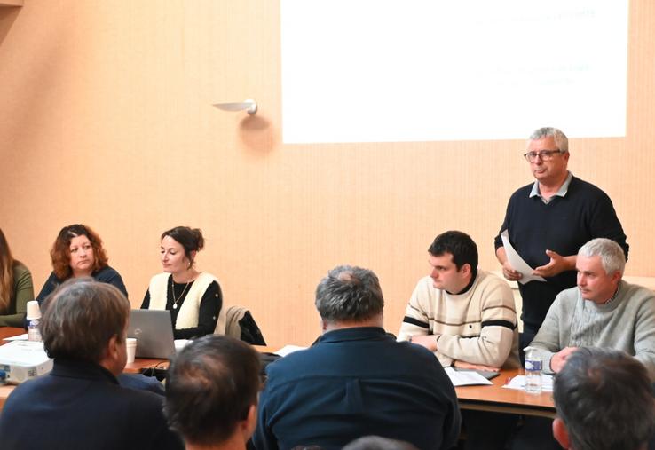 Lundi 15 décembre, à La Chapelle-Vendômoise. Le syndicat des irrigants de Loir-et-Cher a tenu sa traditionnelle assemblée générale, durant laquelle son président, Benoît Lonqueu (debout), a annoncé passer la main. 