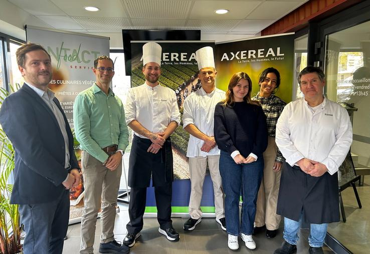 Le 24 novembre, à Olivet. De g. à d. : Quentin Bérard (Compass Group), David Cygler (Intact), Jimmy Semail (Compass Group), Cyril Froger (Compass Group), Audrey Bury (Axéréal), Yasmine Eddouhbani (Intact) et Philippe Bernardo (Intact), réunis lors de la dégustation de protéines végétales organisée au restaurant d’entreprise d’Axéréal.