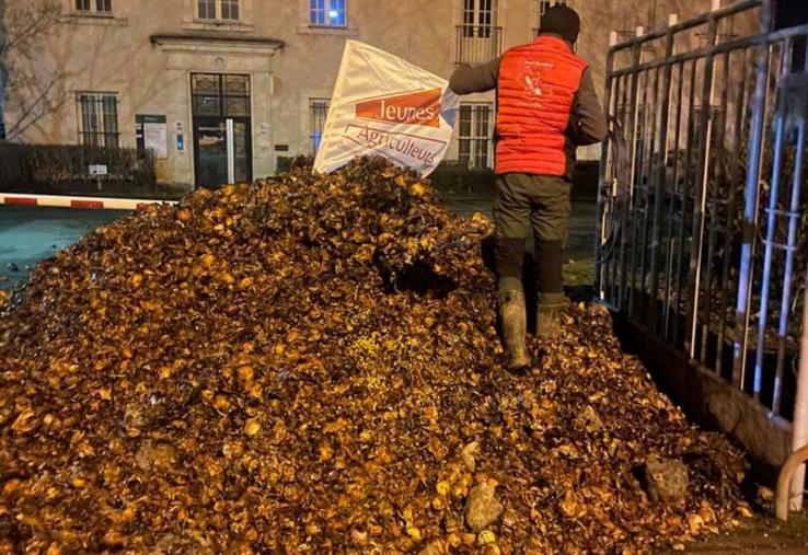 Vendredi 9 janvier, à Blois. Des agriculteurs ont déversé quatre bennes remplies d’oignons pourris, symboles d’une agriculture qu’on laisse mourir.