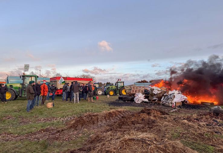 Vendredi 9 janvier, à Chartres. Dans un premier temps, la FNSEA et JA d'Eure-et-Loir investissent trois ronds-points de la rocade, comme celui des Propylées, et y allument un feu de la colère.