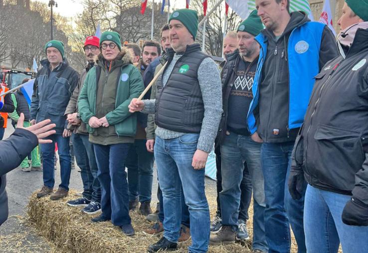Vendredi 13 janvier, à Paris. Dernière mobilisation en date, la manifestation parisienne (voir aussi page 10), ici devant l'Assemblée nationale, a rassemblée quelque 400 tracteurs et 800 agriculteurs. Les Loirétains étaient présents.