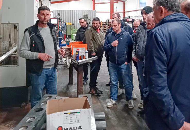 Mardi 9 décembre, à Viabon. Nicolas Pommier (à g.) a proposé une visite de son entreprise aux responsables des Cuma d'Eure-et-Loir, réunis là pour leur traditionnelle Journée des Cuma.