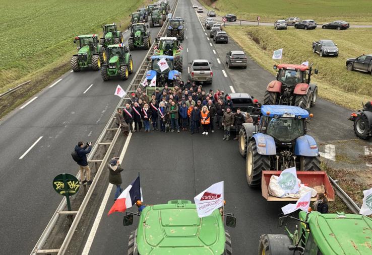Jeudi 15 janvier, à Magny-en-Vexin (Val-d'Oise). Les agriculteurs du Vexin ont bloqué la RN 14, poursuivant leur mobilisation pour la préservation de l'agriculture française.
