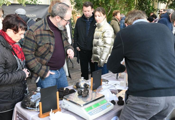 Samedi 17 janvier, à Orléans. Une heure après l’ouverture du marché, une large partie des truffes proposées à la vente avait déjà trouvé preneur, illustrant l’intérêt du public malgré une récolte limitée cette année.