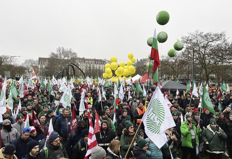 Marée humaine et drapeaux flottant sur la place de Bordeaux. Dix-sept pays ont rejoint les exploitants agricoles français. 