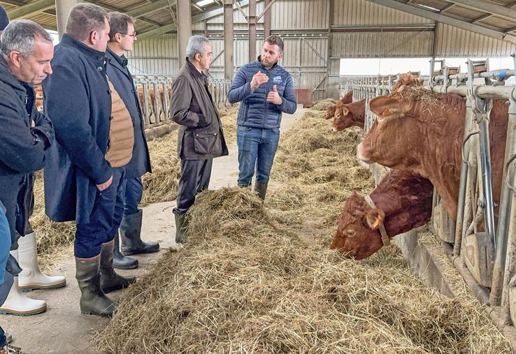 Mercredi 21 janvier, à Villoiseaux (Arrou). Alexandre Plateau (à d.), a détaillé pour le préfet Hervé Jonathan (au c.) le fonctionnement de son exploitation.