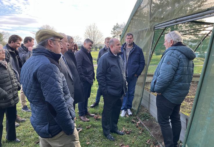 Lundi 19 janvier, à Oinville-sur-Montcient (Yvelines). La Ferme du Colimaçon a reçu la visite du préfet et du sous-préfet, venus découvrir l'élevage d'escargots.