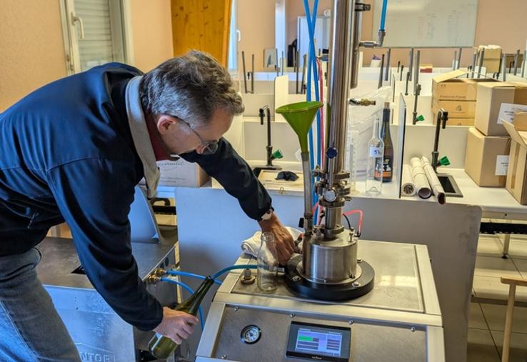 La machine Bucher-Vaslin fonctionne avec le principe d'évaporation sous vide et permet d'abaisser un vin à 6 ° d’alcool. L’opération dure environ sept minutes par bouteille.