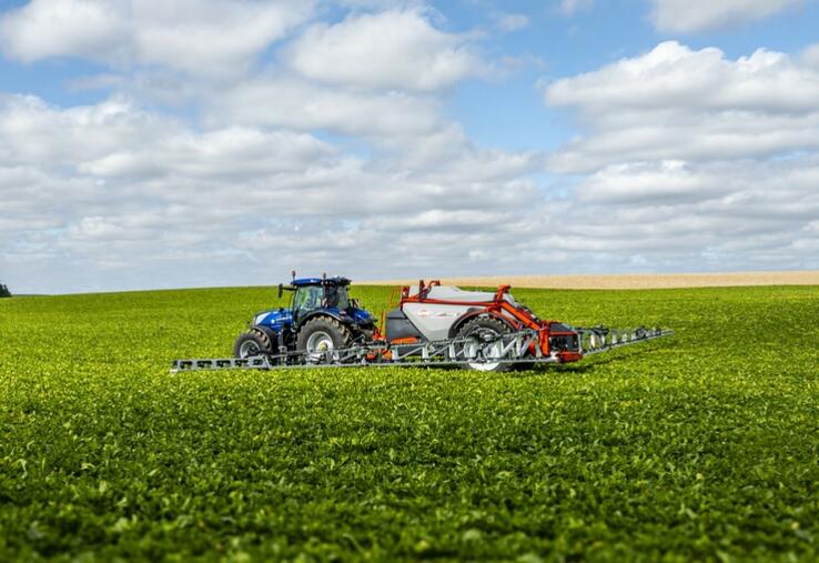 La maîtrise des mouvements de la rampe du pulvérisateur permet de traiter à bonne hauteur et à vitesse élevée.