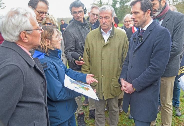 Vendredi 6 février, à Arrou. Le ministre délégué à la Transition écologique, Mathieu Lefèvre (à d.), se fait expliquer le dispositif mis en place pour prévenir les crues par la directrice du Smar Loir 28, Céline Morin (à g.).