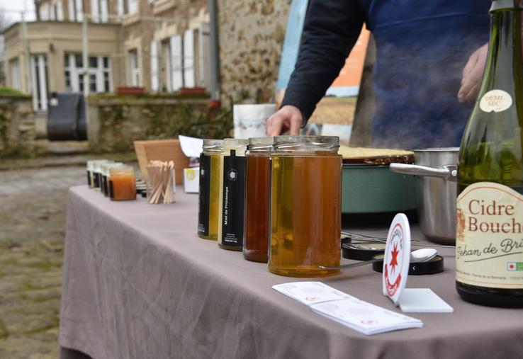 Samedi 31 janvier, à Auvernaux (Essonne). Autour de crêpes au miel, les Galpin ont organisé une inauguration de leur miellerie.