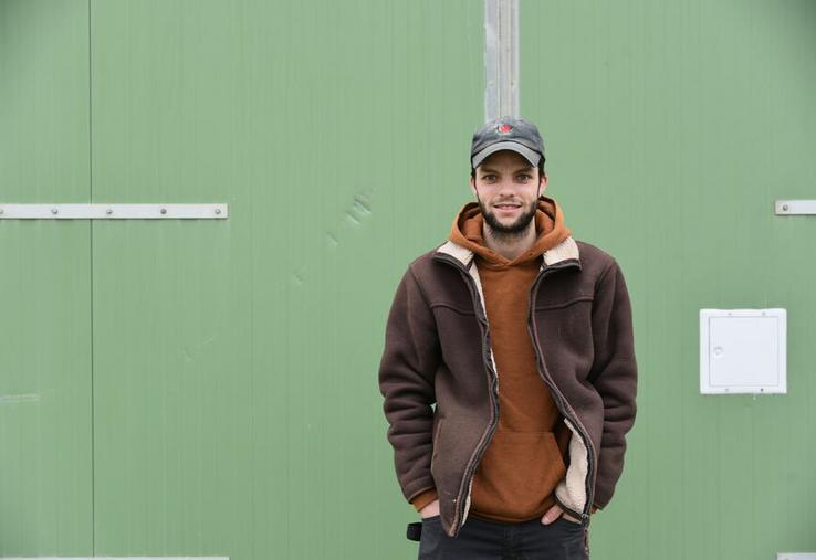 À 28 ans, Mathieu Dumez a repris une exploitation avicole déjà équipée. Il a engagé une rénovation technique complète des bâtiments afin d’améliorer les performances sanitaires, le bien-être animal et la gestion quotidienne de l’élevage.