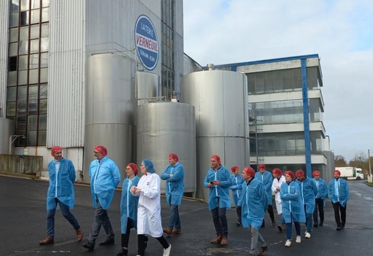 Vendredi 30 janvier, à Verneuil-sur-Indre (Indre-et-Loir). La préfète de région, Sophie Brocas, a visité la laiterie coopérative.