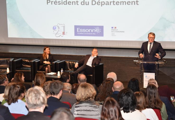 Mercredi 10 décembre, à Étréchy (Essonne). De g. à d. : Fabienne Balussou, préfète, Francisque Vigouroux, président de l’Union des maires de l’Essonne, et François Durovray, président du Département.