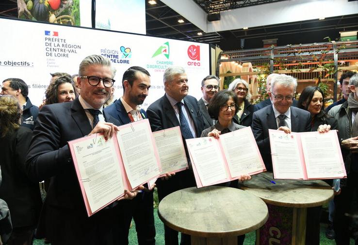 Mardi 24 février, à Paris. Signature, au Salon international de l’agriculture, de la charte régionale pour structurer les filières agricoles et agroalimentaires du Centre-Val de Loire, en présence de l’État, de la Région, de la chambre d’Agriculture et de l’Area.