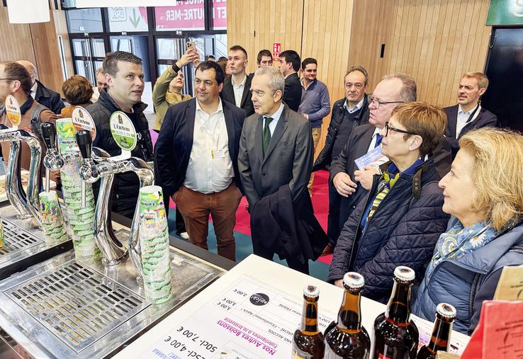 Pas un Salon sans médaille pour le brasseur de L'Eurélienne, Vincent Crosnier (à g.), qui décroche cette fois l'or pour sa blonde et le bronze pour sa triple.