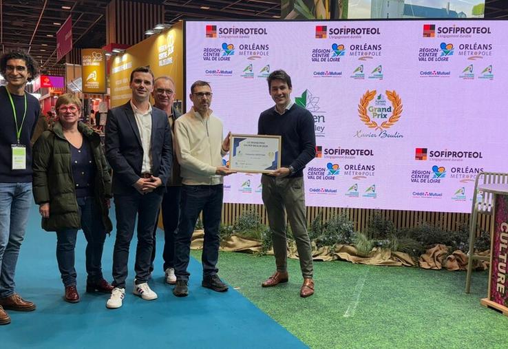 À Paris, lors du Salon de l’agriculture. Le Grand Prix Xavier-Beulin a été remis à Sébastien Briffond, en présence notamment du président de la chambre d’Agriculture du Loiret.