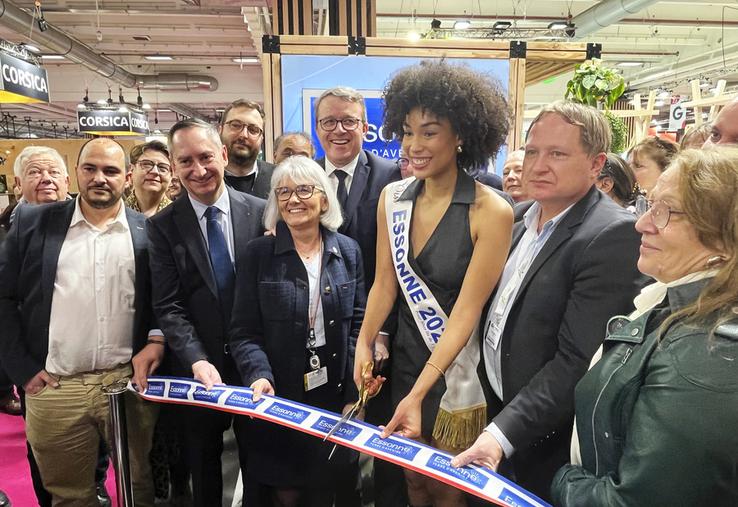 En présence d'élus politiques et agricoles, c'est Miss Essonne 2025, Stella Capitaine, qui a coupé le ruban lors de l'inauguration officielle du stand départemental.