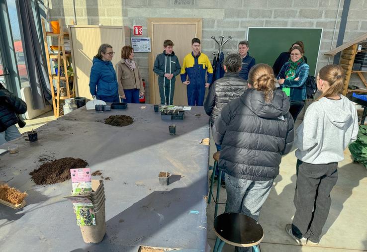 Jeudi 12 mars, à Châteaudun. Dans le cadre de l'opération Les Aventuriers du vivant, les collégiens d'Émile-Zola se sont initiés aux semis.