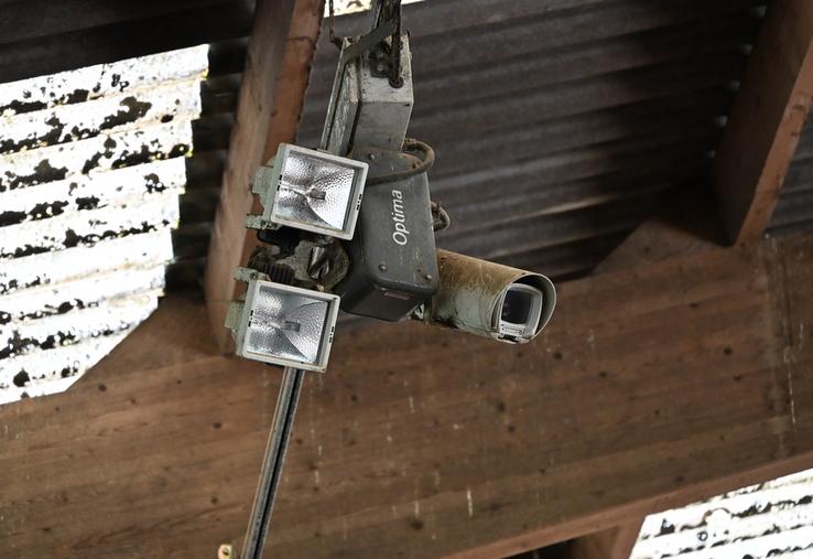 Installée sur un rail qui traverse toute la longueur du bâtiment, la caméra pivote à 180 ° et est équipée de deux projecteurs pour la vision nocturne.
