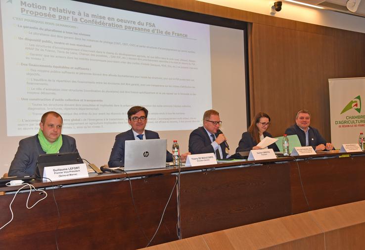 Paris, vendredi 13 mars. Tribune officielle de la session de la chambre d'Agriculture Île-de-France. De g. à d., Guillaume Lefort, vice-président, Thierry de Beaucorps, directeur, Damien Greffin, président, Marie Gautier-Melleray, préfète, et Jérôme Regnault, président de la commission agriculture à la Région.