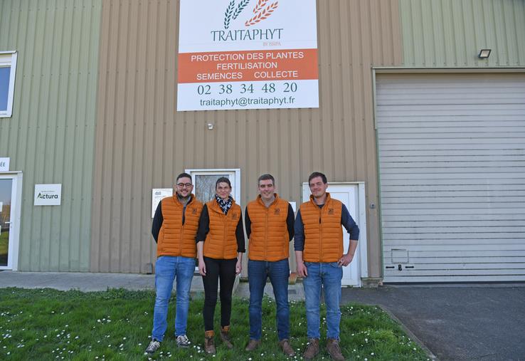 De g. à d. : Pierre-Yves Merlet, technico, Florence Lanquetuit, responsable filiale, Pierre-Olivier Lenoir, responsable céréales, et Sébastien Durandet, technico. 