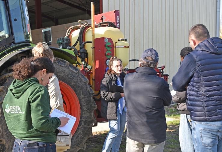 Jeudi 19 mars, à Magnanville (Yvelines). La Driaaf a organisé un point pédagogique sur les contrôles phytosanitaires pour les élèves de l'Esta ainsi que des exploitants agricoles et des techniciens de coopératives.