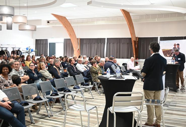 Mardi 17 mars, à Villebarou. AS Val de Loire a tenu sa première assemblée générale à la suite de la fusion entre l'AS Centre-Loire et l'AS Cefiga 37, devant plus d'une centaine de personnes.