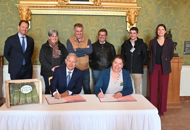Lundi 23 mars, au château de Chambord. Pierre Dubreuil, directeur du Domaine national, et Magali Courtin, présidente de l'association Les Asperges du Blaisois, ont signé un contrat de licence de marque pour la commercialisation des asperges vertes. 