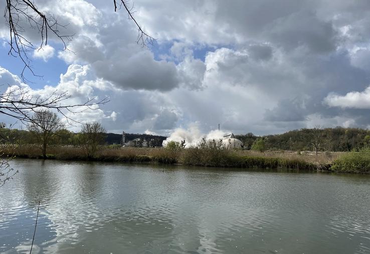 Quelques secondes ont suffi pour rayer du paysage le silo et la cheminée de la sucrerie.