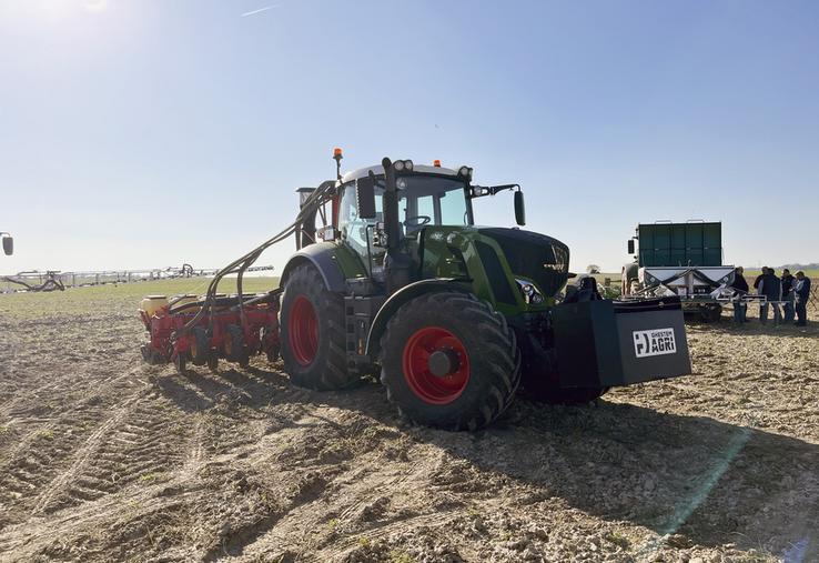 Ozouer-la-Voulgis, mercredi 4 mars. Clients et prospects de Ghestem Agri ont pu échanger avec les inspecteurs commerciaux sur le matériel.