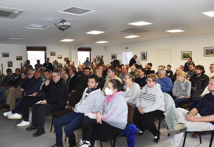 Jeudi 26 mars, à Étampes (Essonne). Dans les locaux de la chambre d'Agriculture, près de 80 personnes ont assisté à la réunion publique organisée par la DDT.