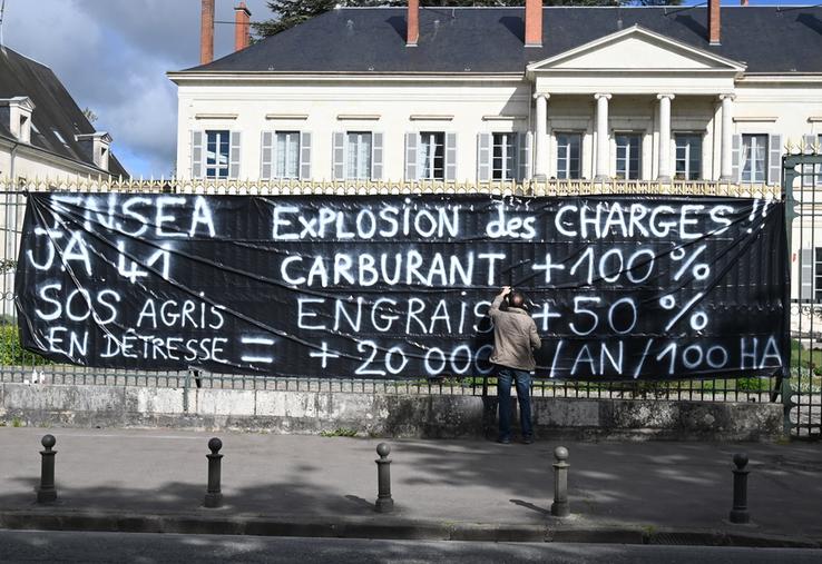 Lundi 30 mars, à Blois. FNSEA et JA 41 ont mis en place une action devant la préfecture, avant une réunion avec ses services, en présence de Sandrine Reverchon-Salle, directrice de la DDT 41.