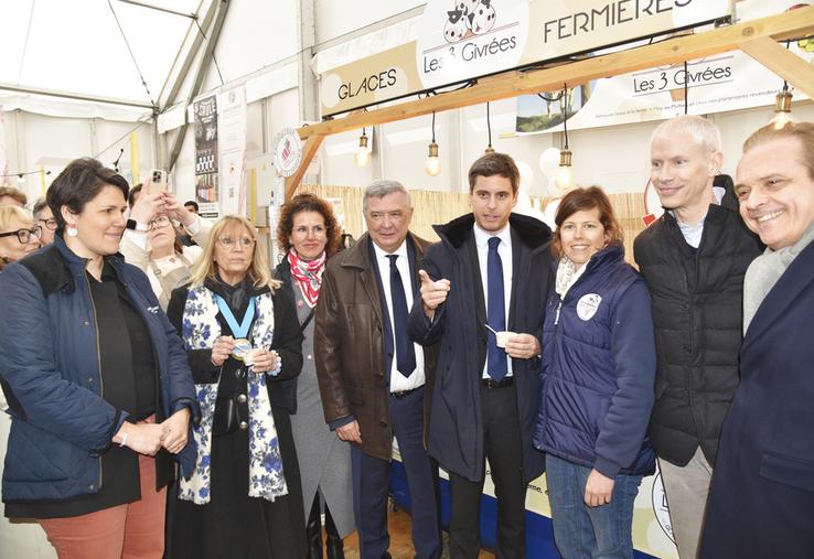Coulommiers, vendredi 27 mars. Dégustation de glaces des 3 Givrées pour l'ancien Premier ministre Gabriel Attal au cours de la déambulation dans les allées du chapiteau Terroir.