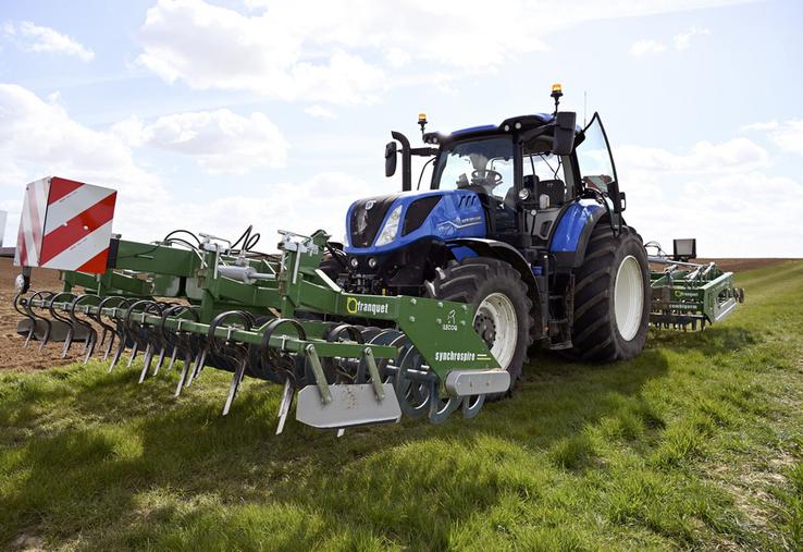 En combinant les deux outils en un seul passage, Franquet mise sur un gain de temps, une réduction des charges et une limitation du re-tassement des sols.