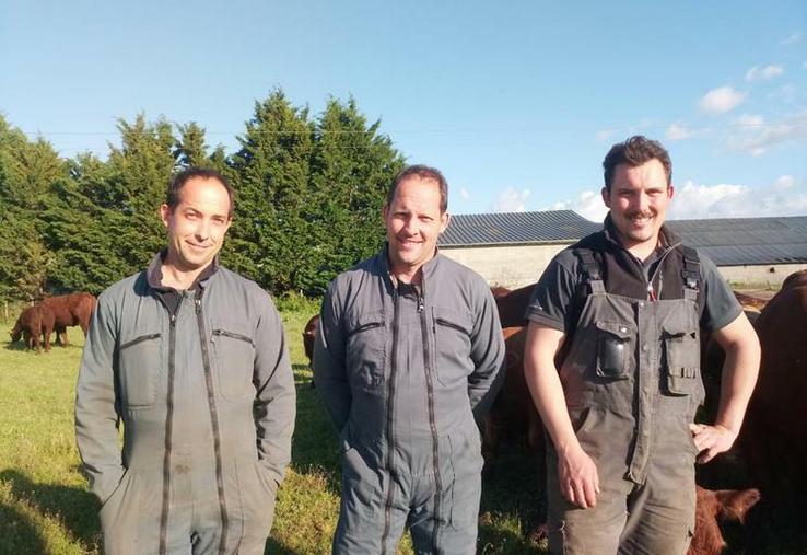 Au sein du Gaec Vaucher, les coûts de mécanisation se sont envolés pendant la saison de fenaison. Les trois frères font tout pour les maîtriser. 