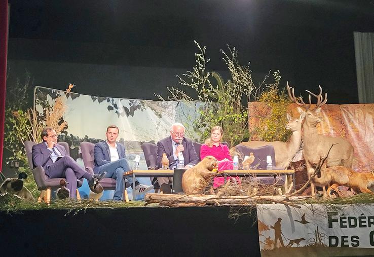 Samedi 11 avril, à Sully-sur-Loire. La FDC 45 a tenu son assemblée générale. De g. à d. : Christophe Chaillou, sénateur du Loiret, Valentin Caron, président de la chambre d’Agriculture du Loiret, Alain Machenin, président de la FDC 45, et Constance de Pélichy, députée du Loiret.