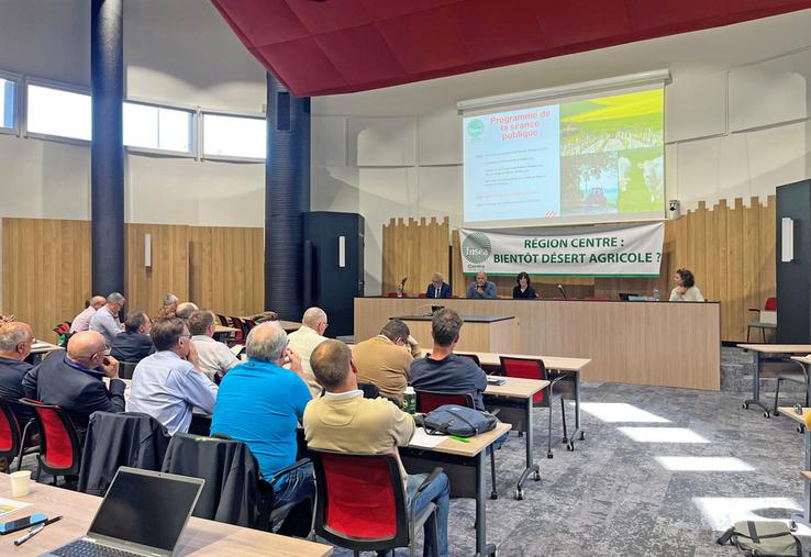 Mardi 21 avril, à Orléans. Une banderole « Région Centre : bientôt désert agricole ? » a été affichée lors de l’assemblée générale de la FNSEA Centre-Val de Loire.