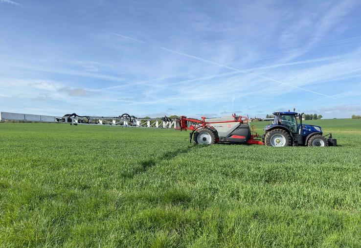 Jeudi 16 avril, à Saint-Maixme-Hauterive. Le nouveau pulvérisateur traîné Karan de Kuhn en démonstration dynamique avec le groupe Lecoq.