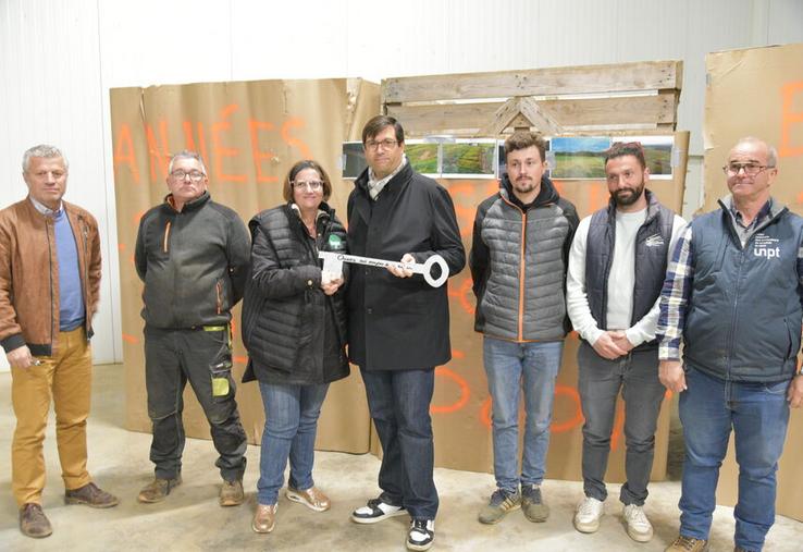 Jeudi 23 avril, à Sermaize. Les représentants agricoles ont remis symboliquement une clé au député, sur laquelle était inscrit « Ouvrez nos moyens de production », pour illustrer leurs attentes.