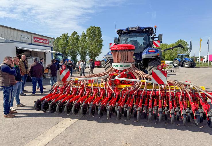 Mercredi 29 avril, à Thimert-Gâtelles. Pour cette journée chez Lecoq, Pöttinger a surtout présenté des semoirs, comme cet Aerosem 5002 FDD, et des outils de travail du sol.