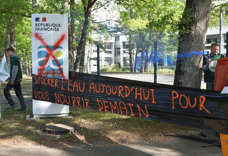 Mardi 28 avril, à Orléans. Les agriculteurs mobilisés devant l’Agence de l’eau ont symbolisé leurs inquiétudes face au Sdage*, estimant que l’accès à l’eau et les projets de stockage conditionnent directement l’avenir des exploitations.