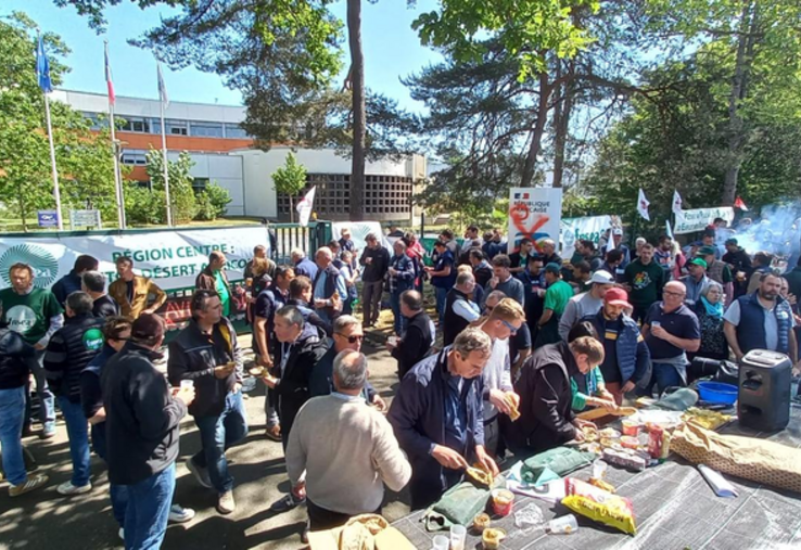 Mardi 28 avril, à Orléans. Près de 180 agriculteurs du bassin Loire-Bretagne se sont rassemblés devant l’Agence de l’eau pour contester le projet de Sdage et obtenir un report du calendrier.