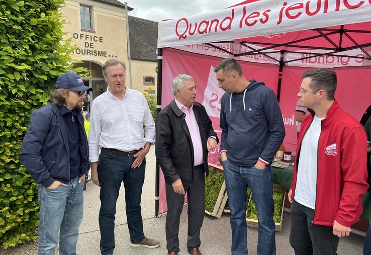 Provins, dimanche 10 mai. De g. à d., Lorànt Deutsch, Pascal Verrièle, secrétaire général de la FDSEA 77, Jean-François Parigi, président du Département, Samuel Vandaele, président de la FDSEA 77, et Armand Chevron, président de JA 77.