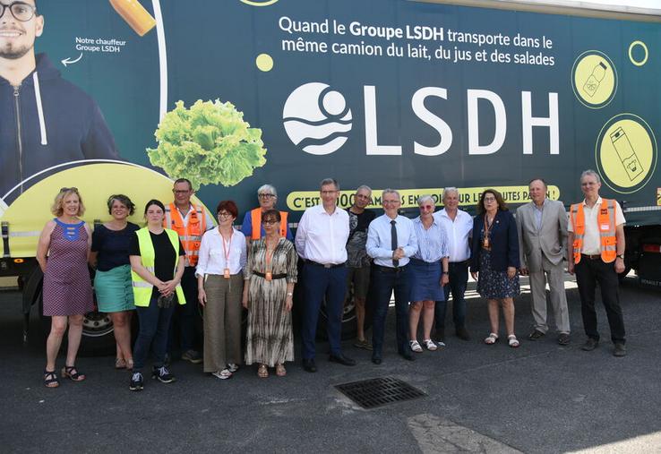 Jeudi 28 mai, à Ingré. La Région Centre-Val de Loire, LSDH, les producteurs et les acteurs de la solidarité ont présenté l’opération Solidarité Lait à la Banque alimentaire du Loiret.